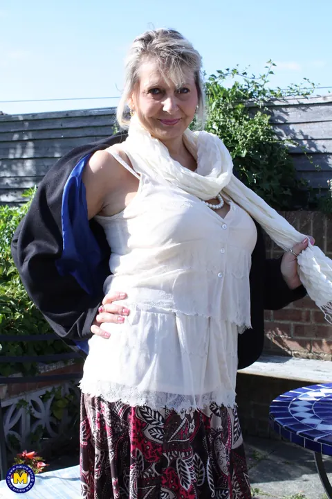 Curvy Mature British Woman Spreads Outdoors – photo 1 of 20