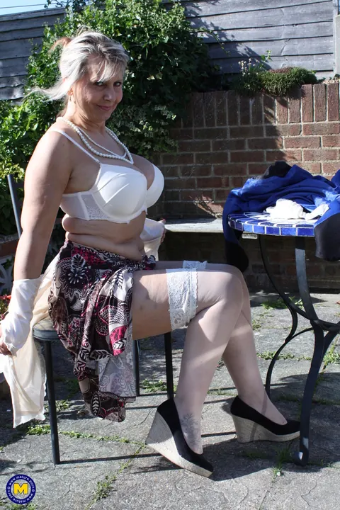 Curvy Mature British Woman Spreads Outdoors – photo 10 of 20