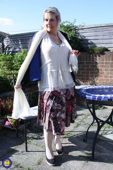 Curvy Mature British Woman Spreads Outdoors – photo 2 of 20