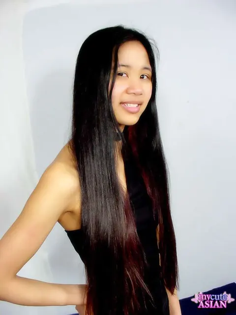 Chinese Babe Oils Her Ass and Spreads After Stripping Off Her Jeans – photo 2 of 16
