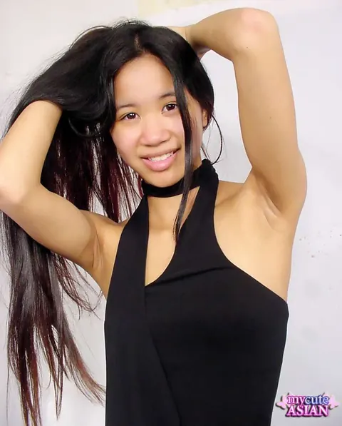 Chinese Babe Oils Her Ass and Spreads After Stripping Off Her Jeans – photo 3 of 16