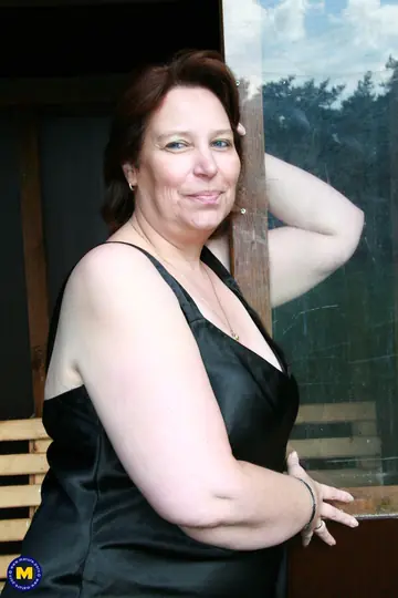 BBW Undresses Outdoors for Dildo Play