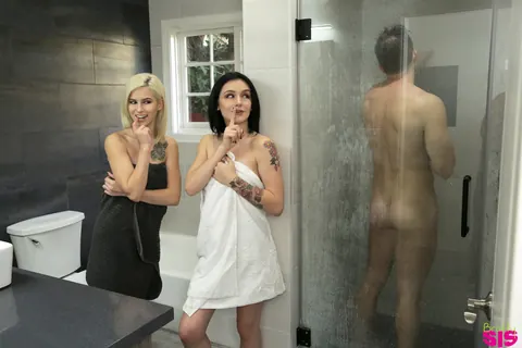Kiara Cole: Petite Blonde and Brunette Have a Threesome in the Bathroom – photo 2 of 16