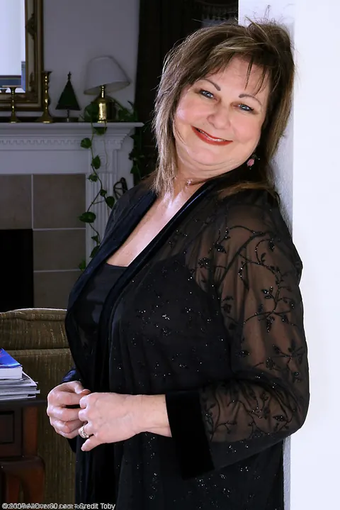 BBW MILF in Stockings Spreads Her Pussy – photo 3 of 21