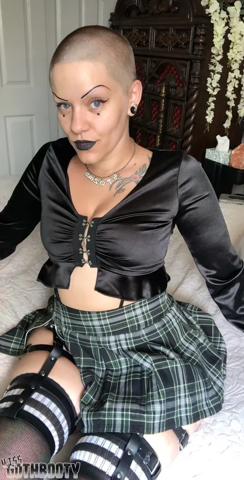 Curvy MILF in a Plaid Skirt Displays Her Big Ass – photo 10 of 15