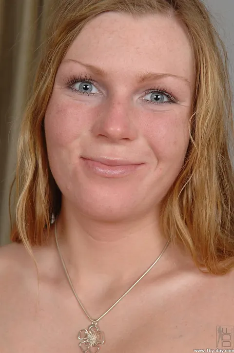 Tall Czech MILF Strips Out of Her Jeans – photo 14 of 20