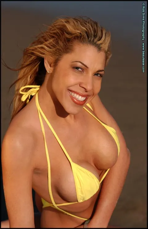 Janey Lee: Slim Blonde MILF Flashes Her Nipples on the Beach – photo 1 of 15