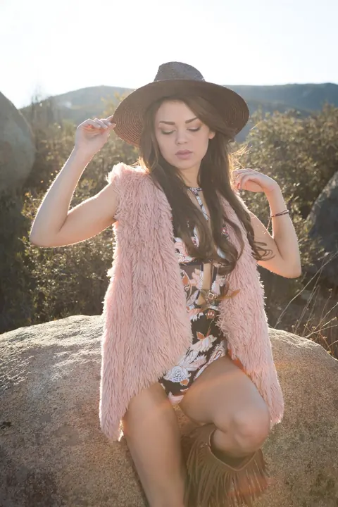 Drew Catherine: Woman in Boots Strips and Poses Outdoors – photo 17 of 21