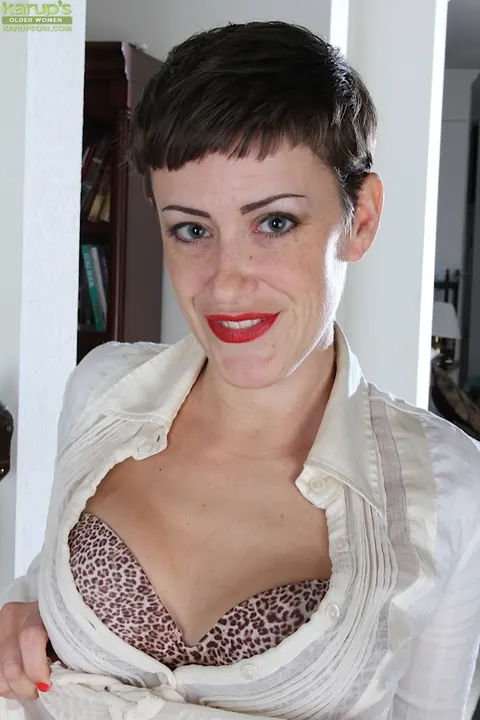 Stevie Jones: Short-Haired Brunette MILF in Lingerie Spreads Her Trimmed Pussy – photo 1 of 16