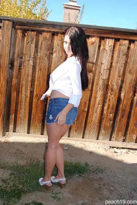 Busty Woman Strips Nude and Poses Outdoors Showing Her Trimmed Pussy – photo 1 of 15