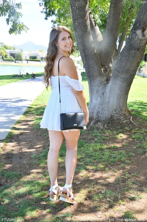 Tall Amateur Undresses and Flashes in the Park – photo 8 of 21