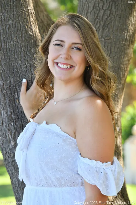 Tall Amateur Undresses and Flashes in the Park – photo 5 of 21
