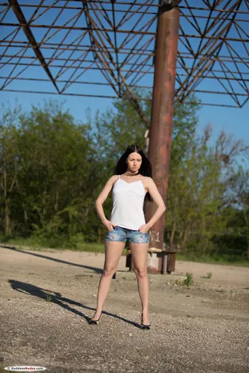 Veronica Snezna – Russian PAWG Strips Out of Her Shorts Outdoors