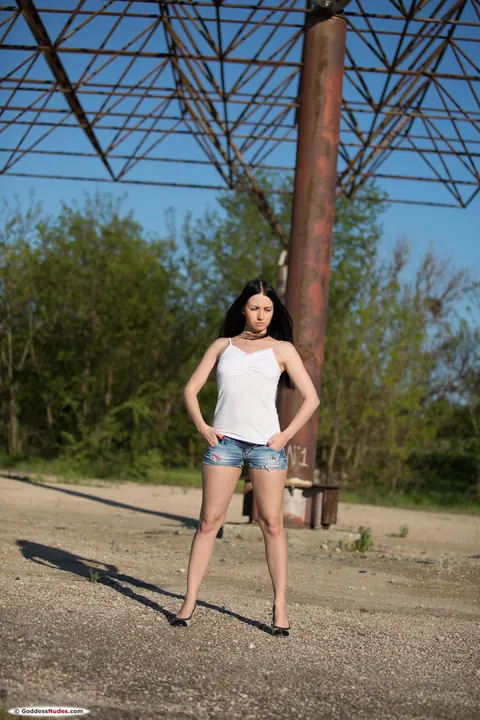 Veronica Snezna: Russian PAWG Strips Out of Her Shorts Outdoors – photo 1 of 21