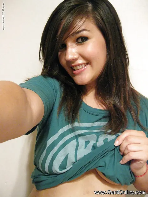 Busty Brunette Spreads Her Legs for a Mirror Selfie – photo 3 of 16
