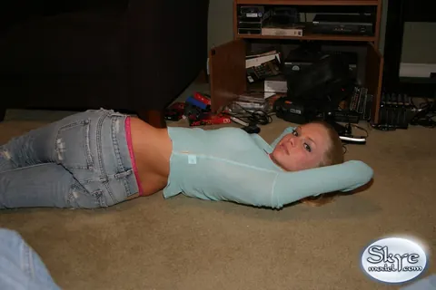 Skye Model: Blonde with a Piercing Teases in Tight Jeans and Spreads Her Legs – photo 11 of 12