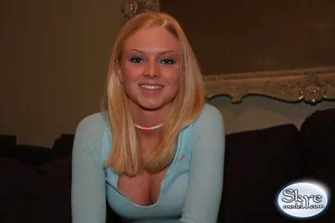 Skye Model: Blonde with a Piercing Teases in Tight Jeans and Spreads Her Legs – photo 1 of 12