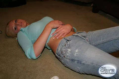 Skye Model: Blonde with a Piercing Teases in Tight Jeans and Spreads Her Legs – photo 8 of 12