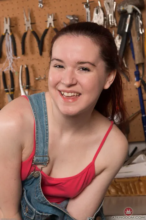 Annabelle Lee: Pale Redhead Pulls Aside Her Jeans to Spread Her Hairy Pussy – photo 1 of 21
