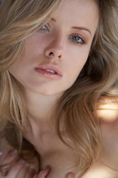 Blonde Woman Bares All and Parts Her Cheeks – photo 15 of 20