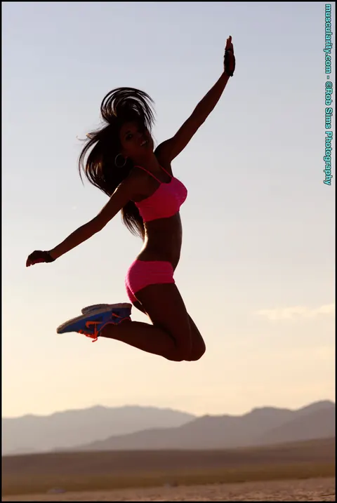 Alma Villanueva: Ebony Bodybuilder Poses in Lingerie and Bikini in the Desert – photo 1 of 15