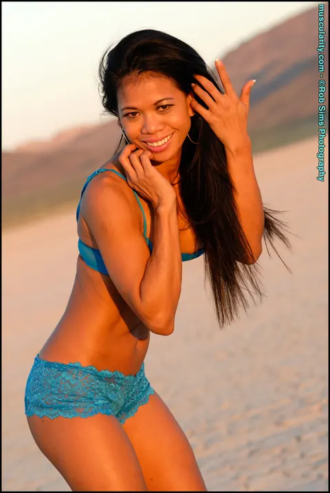 Alma Villanueva: Ebony Bodybuilder Poses in Lingerie and Bikini in the Desert – photo 13 of 15