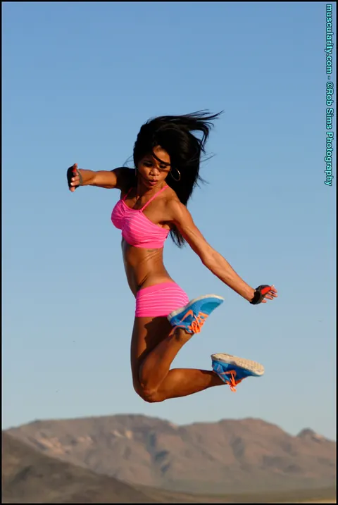 Alma Villanueva: Ebony Bodybuilder Poses in Lingerie and Bikini in the Desert – photo 4 of 15