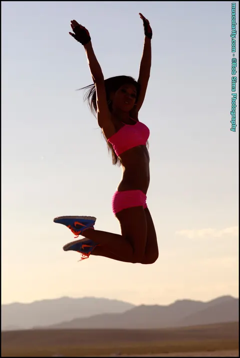 Alma Villanueva: Ebony Bodybuilder Poses in Lingerie and Bikini in the Desert – photo 2 of 15