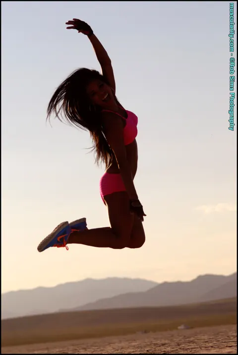 Alma Villanueva: Ebony Bodybuilder Poses in Lingerie and Bikini in the Desert – photo 3 of 15
