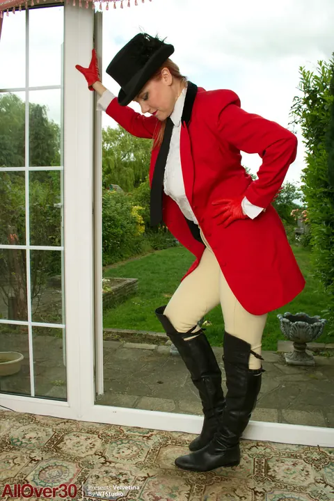 Velvetina Fox: Tall Redhead MILF Strips Out of Her Boots Outdoors – photo 3 of 21