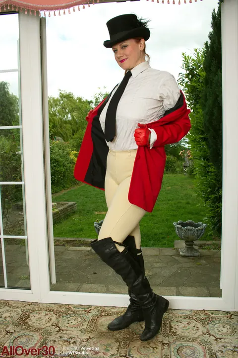 Velvetina Fox: Tall Redhead MILF Strips Out of Her Boots Outdoors – photo 4 of 21