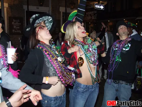 Woman Flashes Her Pierced Nipples in a Skirt and Jeans Outdoors – photo 2 of 12