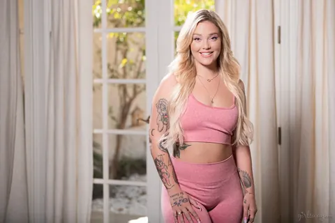 Kali Rose: Busty Latina Lesbians in Yoga Pants Have Gym Threesome – photo 1 of 15