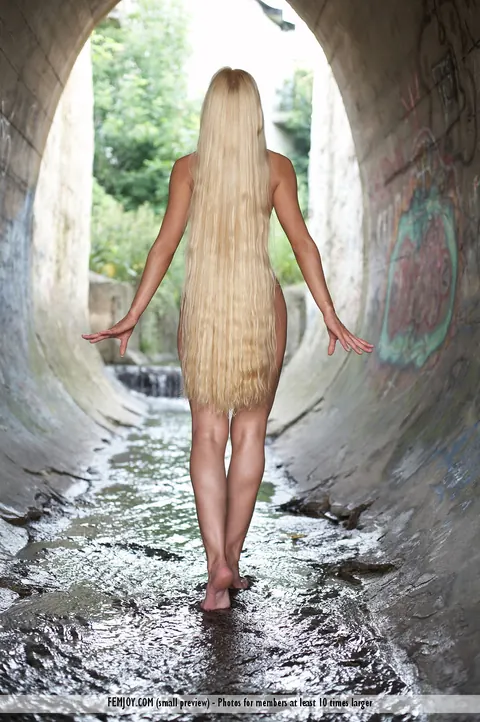 Slim European Blonde Stands Naked Outdoors – photo 10 of 16