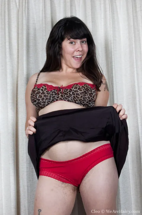 Busty MILF Spreads Her Super Hairy Vulva – photo 4 of 21