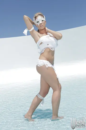 Jessica Drake – Blonde Canadian MILF with Big Tits Kissing Outdoors