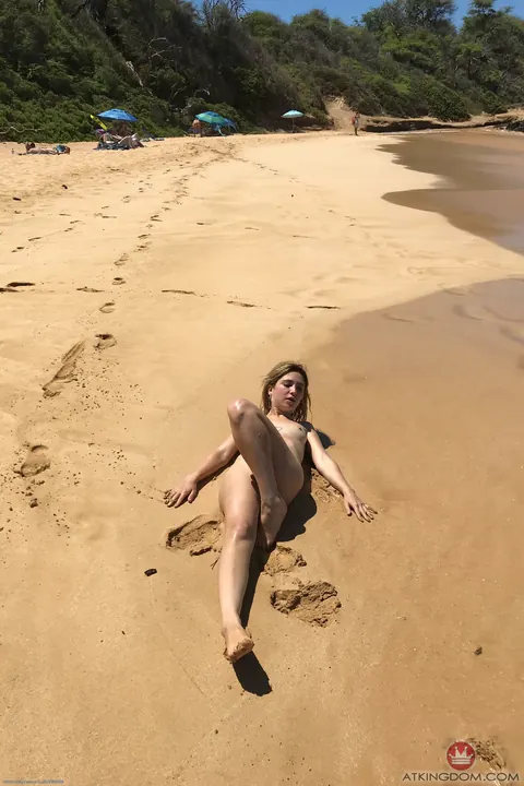 Jane Wilde: Petite Blonde Undresses and Poses Nude on a Public Beach – photo 14 of 21