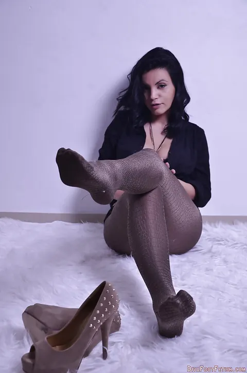 Brunette in Pantyhose and Heels Poses for Foot Fetish – photo 13 of 13