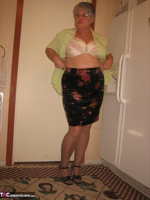 Curvy Short-Haired MILF Strips Off Her Lingerie in the Kitchen – photo 4 of 20