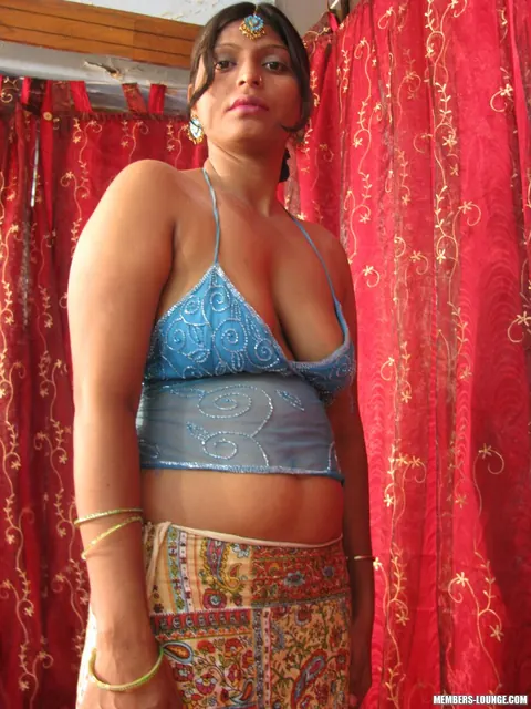 Curvy Indian MILF Spreads Her Shaved Pussy on the Bed – photo 7 of 15