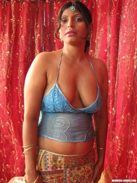 Curvy Indian MILF Spreads Her Shaved Pussy on the Bed – photo 5 of 15