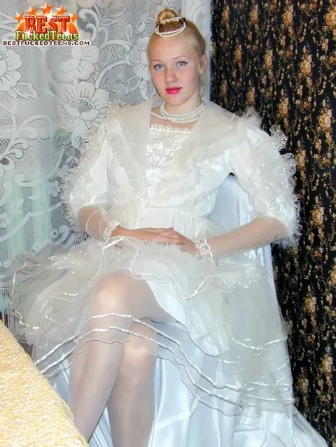 Blonde in Wedding Dress and Stockings Uses a Dildo – photo 2 of 18
