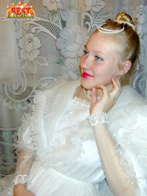 Blonde in Wedding Dress and Stockings Uses a Dildo – photo 3 of 18