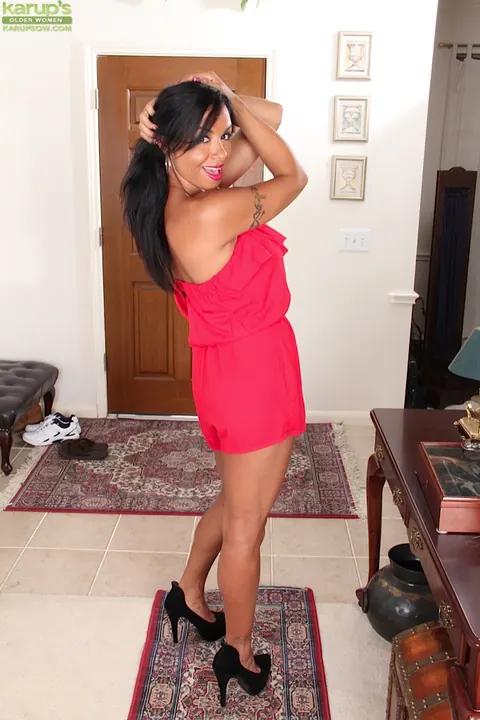 Marisa Mendes: Busty Mature Latina Fingers Her Pussy and Spreads Wide – photo 2 of 16