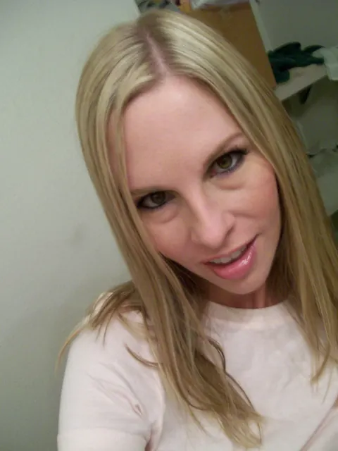 Aimee Addison: Tattooed Blonde Amateur Shows Her Big Tits in Selfies – photo 4 of 20