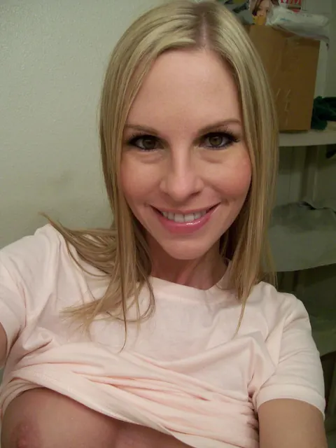 Aimee Addison: Tattooed Blonde Amateur Shows Her Big Tits in Selfies – photo 2 of 20