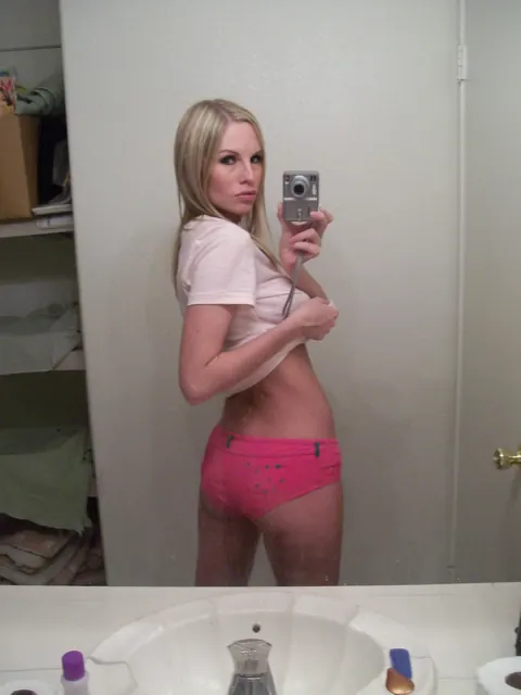 Aimee Addison: Tattooed Blonde Amateur Shows Her Big Tits in Selfies – photo 1 of 20