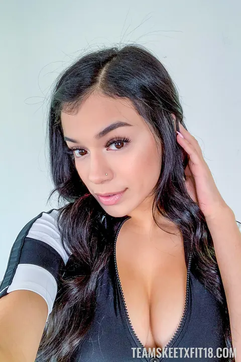 Savannah Sixx: Latina Reveals Her Big Natural Tits – photo 13 of 20
