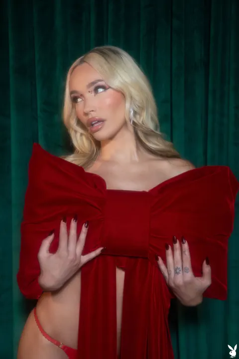 Blonde Model Poses in Red Heels After Removing Ribbon – photo 1 of 21