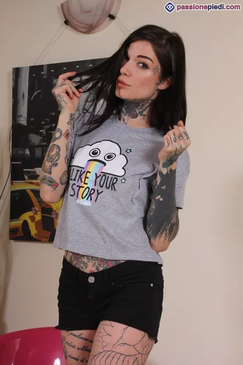 Sarah Ceccarelli: Tattooed European Brunette Wiggles Her Feet in Shorts – photo 1 of 12